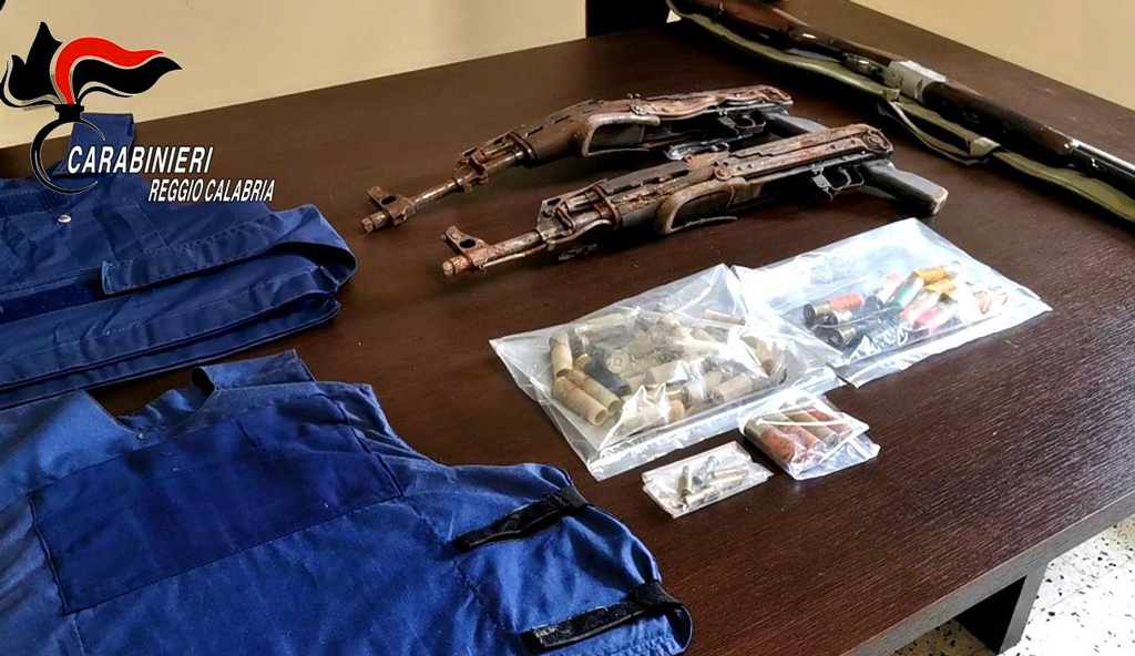 Trovate armi e una granata da guerra: arresti nel Reggino