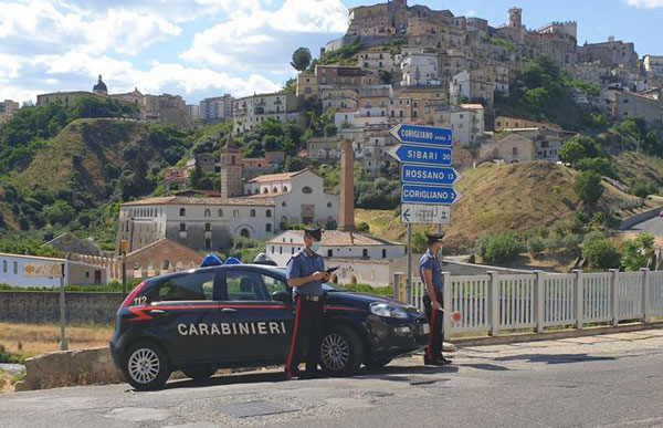 Cerca di allontanarsi con figlia neonata, fermato da carabinieri nel Cosentino