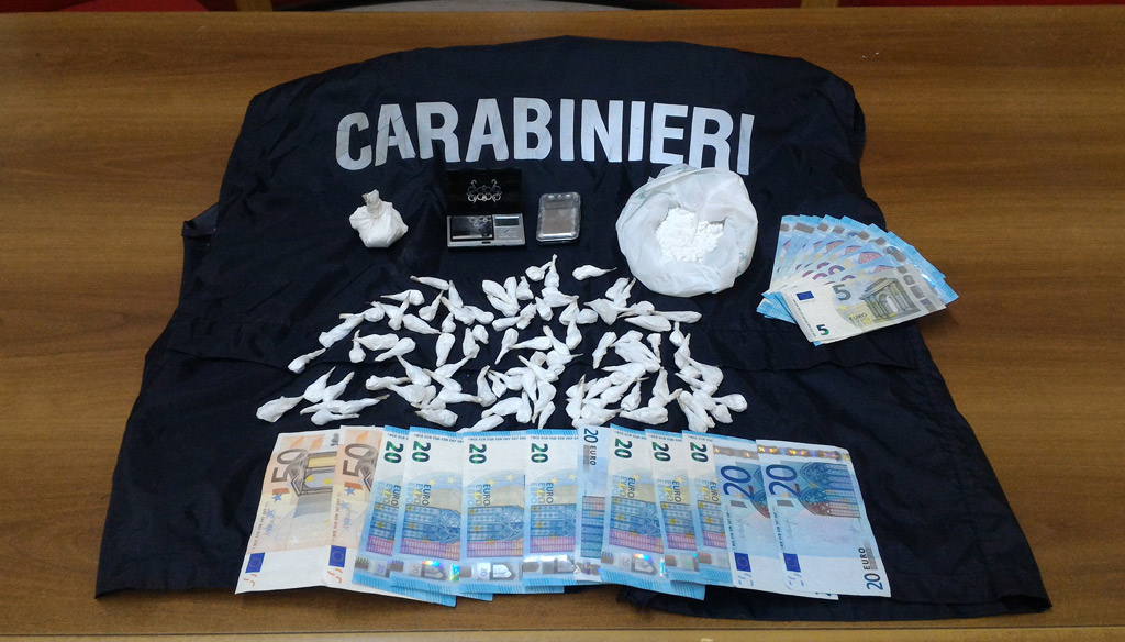 Scoperta centrale di confezionamento cocaina destinata alla “Crotone bene”, arrestata coppia di giovani 