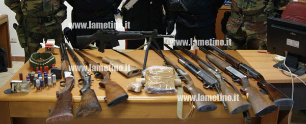 Calabria: Carabinieri ritrovano nove fucili e 1 kg di cocaina a San Luca