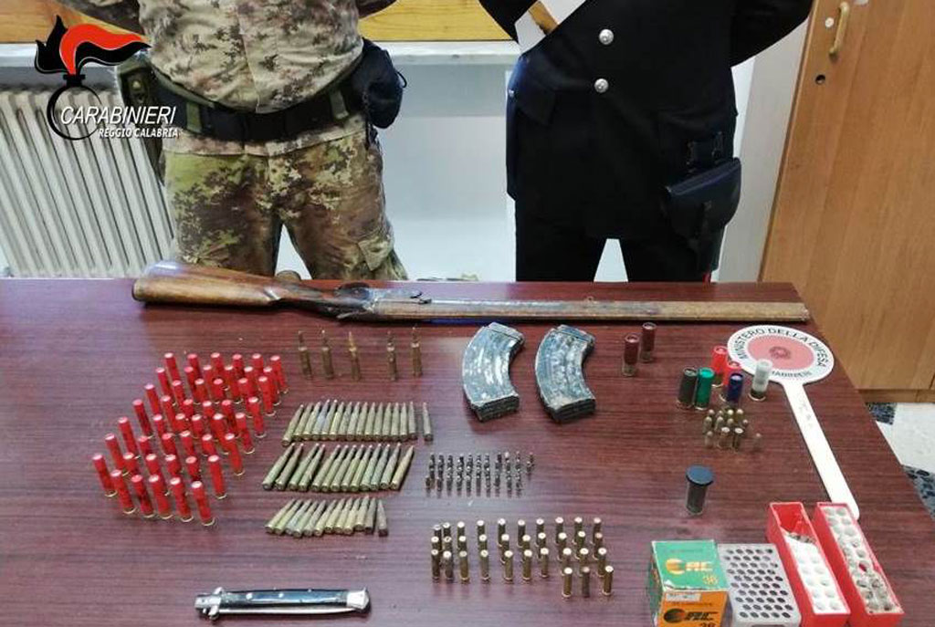 Nascondeva in casa armi e munizioni da guerra, arrestato 41enne nel reggino