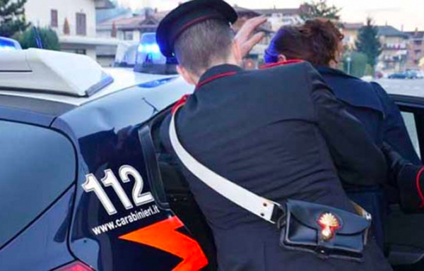 Rubano merce da scaffali di un esercizio commerciale, arrestate a Catanzaro