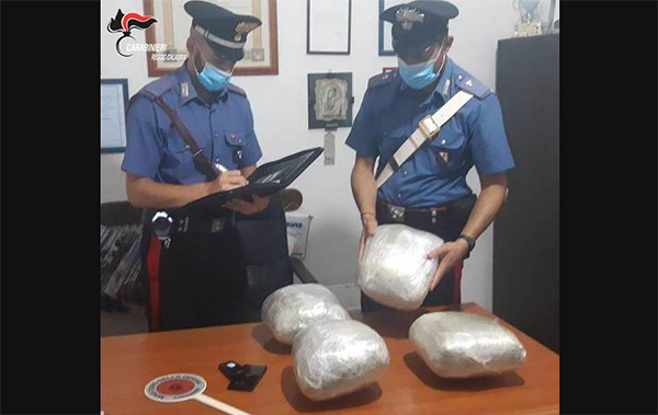 Trovato con 4,5 chili di marijuana nel trolley, un arresto nel reggino