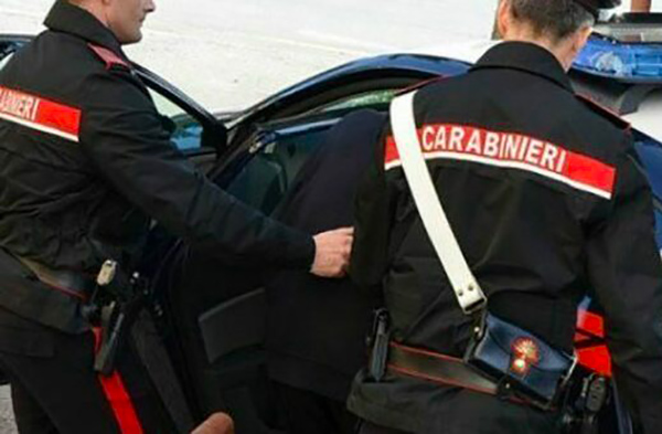 Passeggiava in centro a Montepaone nonostante fosse ai domiciliari, arrestato 37enne