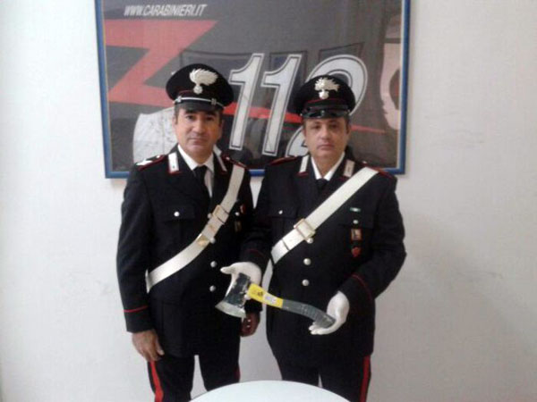 Minaccia con l'ascia la madre di 96 anni, arrestato a Gerace
