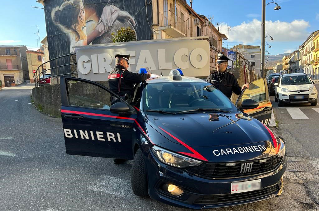 Violenze e minacce per appropriarsi della carta di reddito cittadinanza di un uomo a Girifalco, arresti