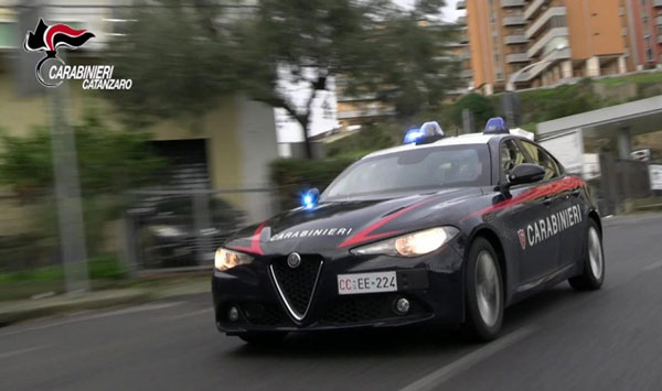 Aggredisce informatico per costringerlo a spiare chat tra l’ex e l’amante: arrestato a Cropani