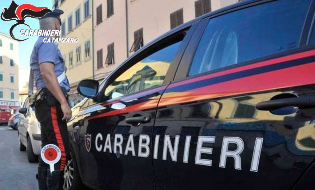 Sfonda finestrino di un'auto per rubare una borsa, arrestato 48enne a Catanzaro