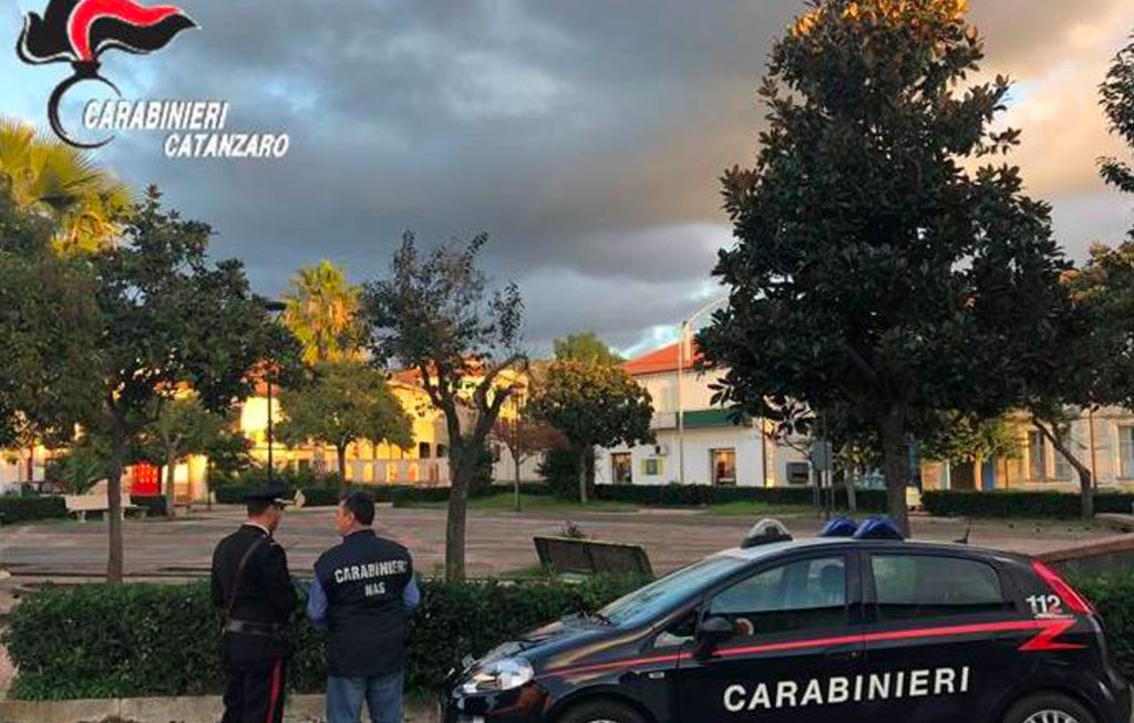 Carenze igienico sanitarie e marijuana in un bar ad Acconia, ai domiciliari titolare