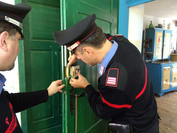Chiude madre in casa nel reggino, arrestato figlio per maltrattamenti