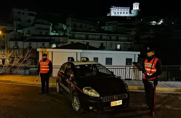 Blocca carabinieri sulle scale mentre figlia minorenne getta droga da balcone, arrestato a Corigliano Rossano