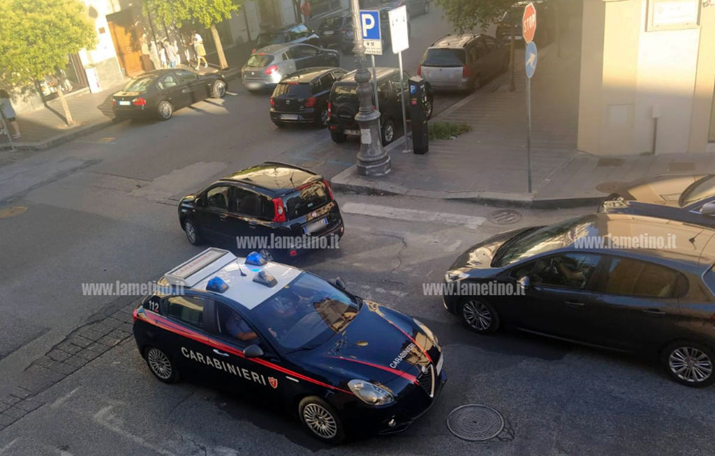 Lamezia, ruba profumi in esercizio commerciale e aggredisce carabinieri: arrestato 28enne