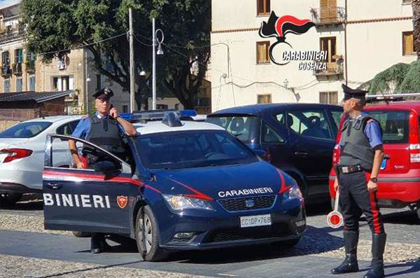 Evade dai domiciliari e passeggia per Cosenza con pistola giocattolo, arrestato 