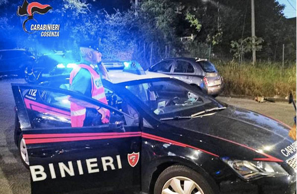 Fuggono con registratore cassa dopo effrazione in bar, arrestati a Cosenza