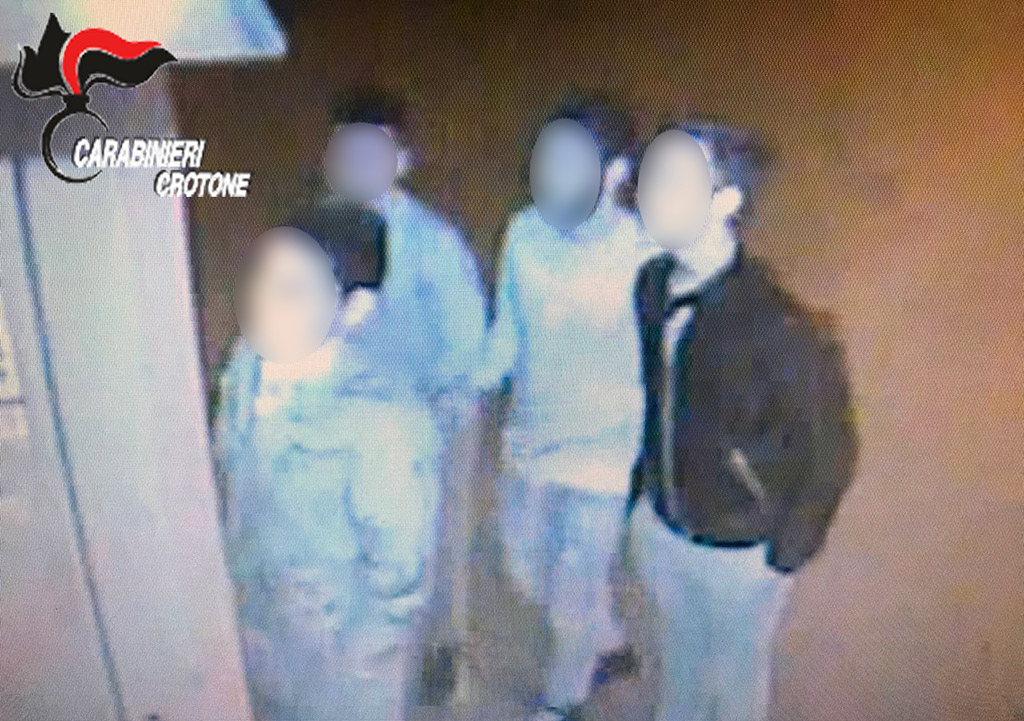 Lanciano sassi contro anziano, denunciato minorenne a Crotone