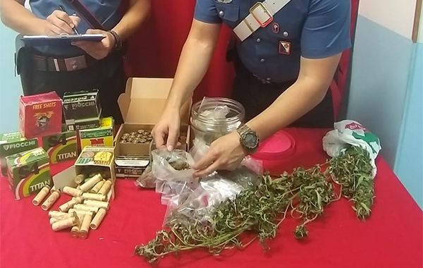 Munizioni e droga in casa, un arresto nel crotonese