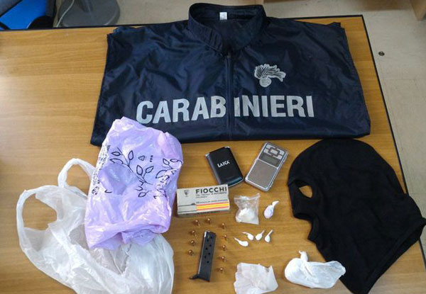 Tenta disfarsi cocaina buttandola nel wc, arrestato a Cutro