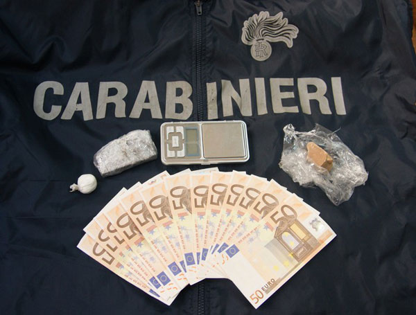 Sequestrati 100 grammi droga e banconote false a Crotone