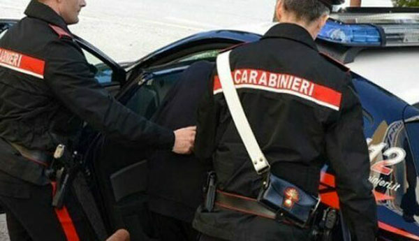 Evade dai domiciliari, giovane arrestato dai carabinieri per rapina a Catanzaro