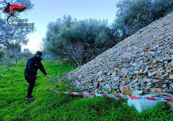 Sequestrate nel Cosentino 40 tonnellate di rifiuti prodotti da attività edilizia e scaricate in un oliveto