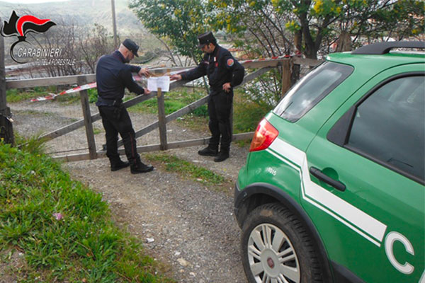 Abusivismo edilizio e gestione illecita di rifiuti, sequestri e una denuncia a Catanzaro