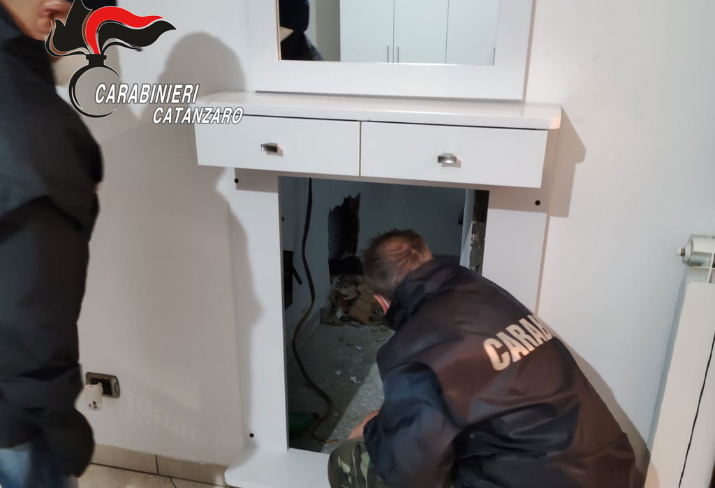 'Ndrangheta, arrestato latitante Cosimo Damiano Gallace: si nascondeva in un bunker - VIDEO