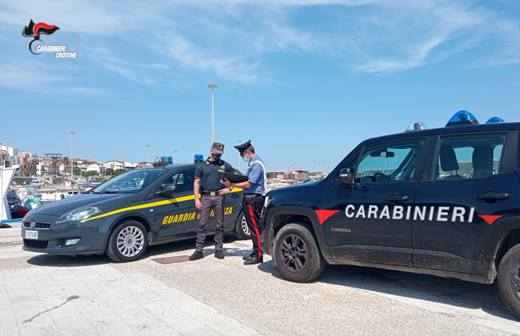 Tre migranti sbarcati nel Crotonese in fuga in treno, fermati
