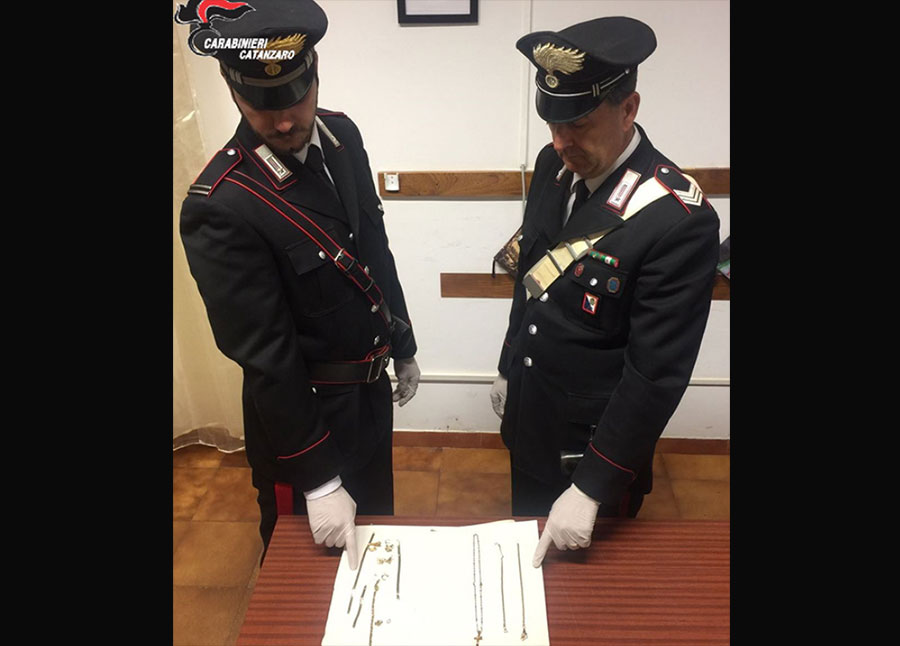 Circuisce minorenne e si fa consegnare l’oro dei genitori, denunciato giovane di Gimigliano