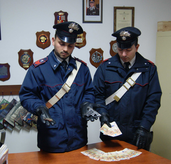 carabinieri-isola-capo-rizzuto-banconote-2015.jpg