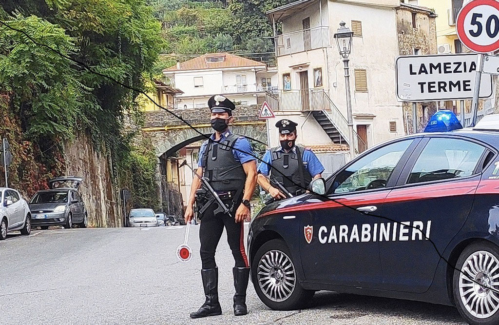 Lamezia, da anni picchia la madre che chiede aiuto ai Carabinieri: arrestato 37enne