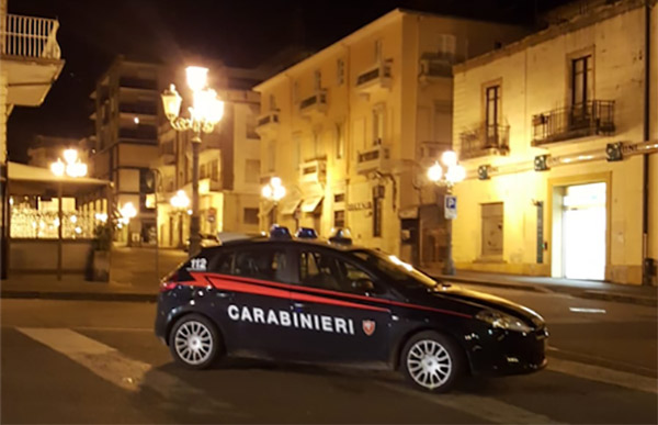Lamezia, rissa in pieno centro e resistenza a pubblico ufficiale: ai domiciliari 29enne