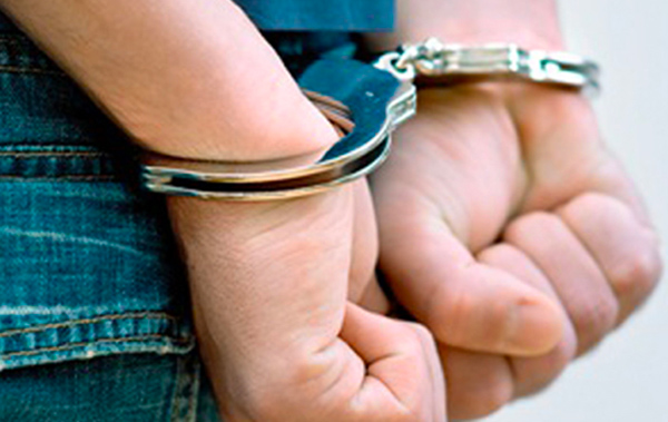 Aggredisce la compagna in casa e poi gli Agenti intervenuti, arrestato 52enne a Crotone
