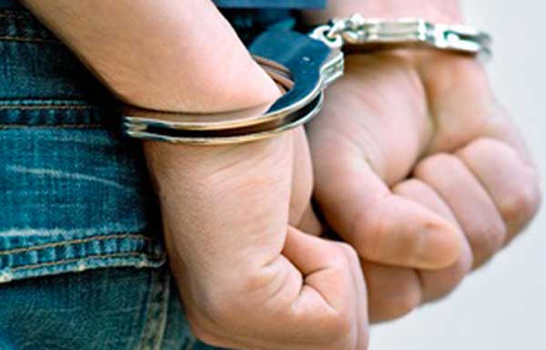 Minaccia genitori a Isola Capo Rizzuto, arrestato 18enne
