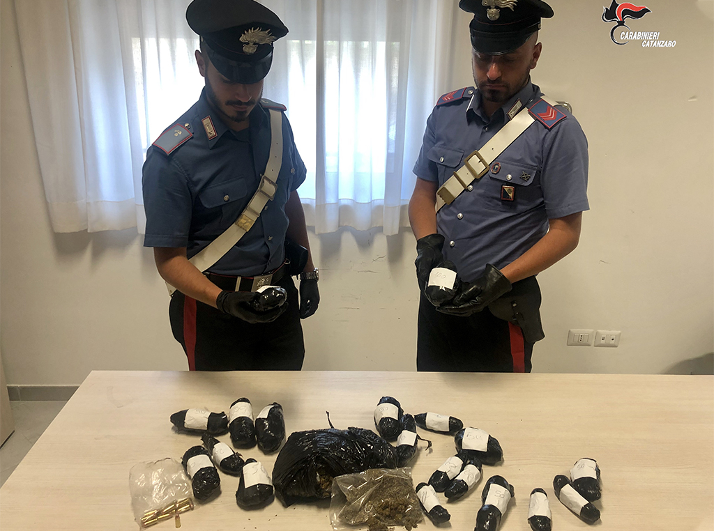 Lamezia, sequestrati 1,2 chili di marijuana e 15 munizioni: indagini in corso