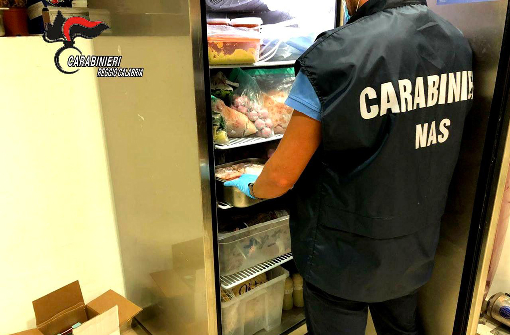Cibo congelato e mal conservato, i Carabinieri del Nas denunciano titolare di un ristorante a Reggio
