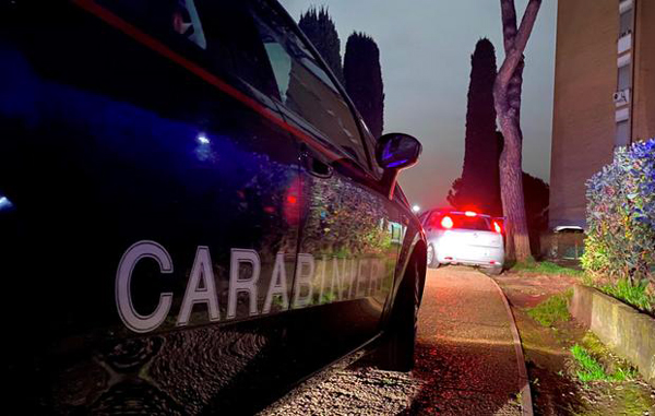 Rissa nella notte a Diamante, calci e pugni tra due gruppi: intervengono carabinieri e militari Esercito