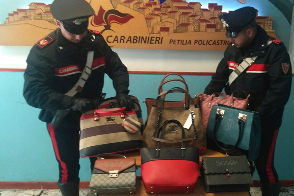 Vendeva borse con loghi contraffatti, denunciato 50enne nel crotonese 