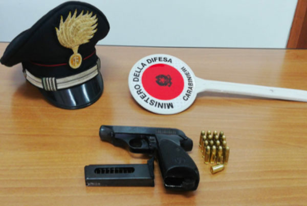 Nascondeva in casa pistola con colpo in canna: un arresto a Davoli anche per ricettazione