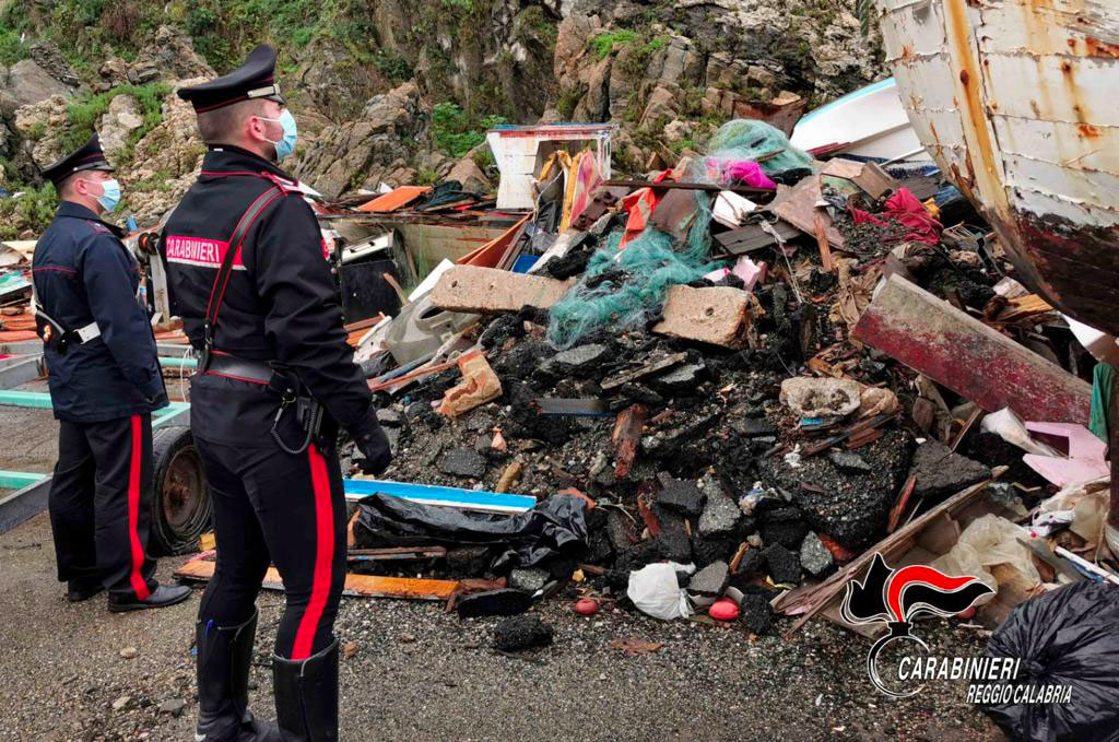 Scoperta area stoccaggio e discarica abusiva di automezzi e rifiuti speciali in centro a Gioia Tauro, denunciato 87enne