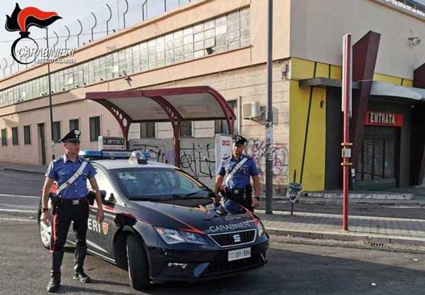 Tenta di rubare zaino e aggredisce uomo ferendolo con una forbice, arrestato a Reggio