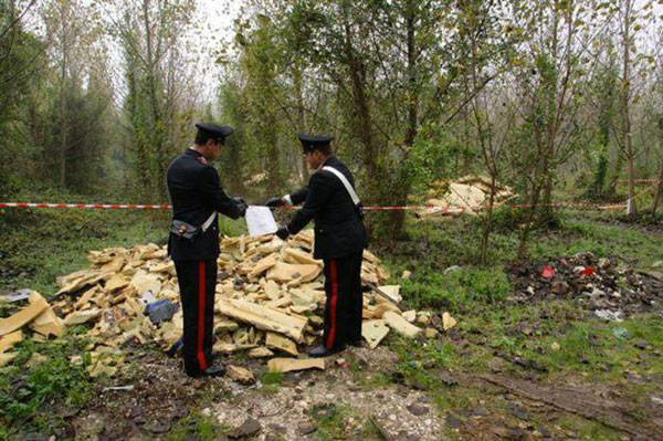 Trasportano e incendiano rifiuti, denunciati impiegati Comune Bova