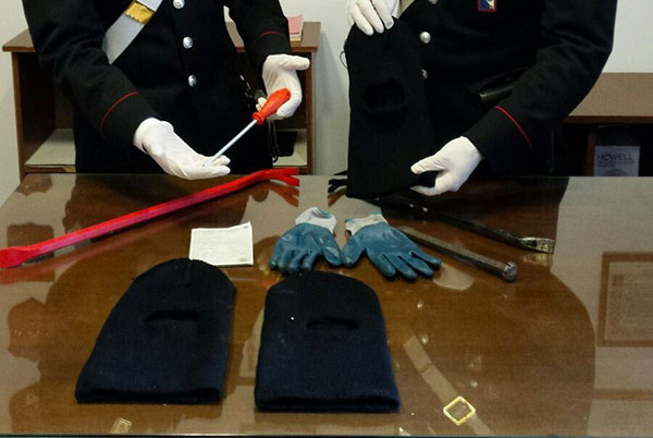 Fuggono alla vista dei carabinieri, in auto trovati passamontagna e strumenti per furti
