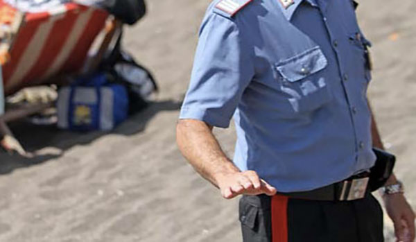 Brandiva machete in spiaggia, denunciato 50enne nel reggino