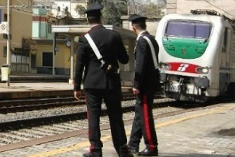 Aggredisce controllore per non pagare biglietto treno, arrestato 24enne nel reggino