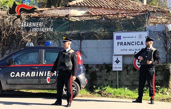 Si rifiuta di dare soldi della pensione al figlio, picchiata e rinchiusa in casa: arrestato 36enne a Francica 