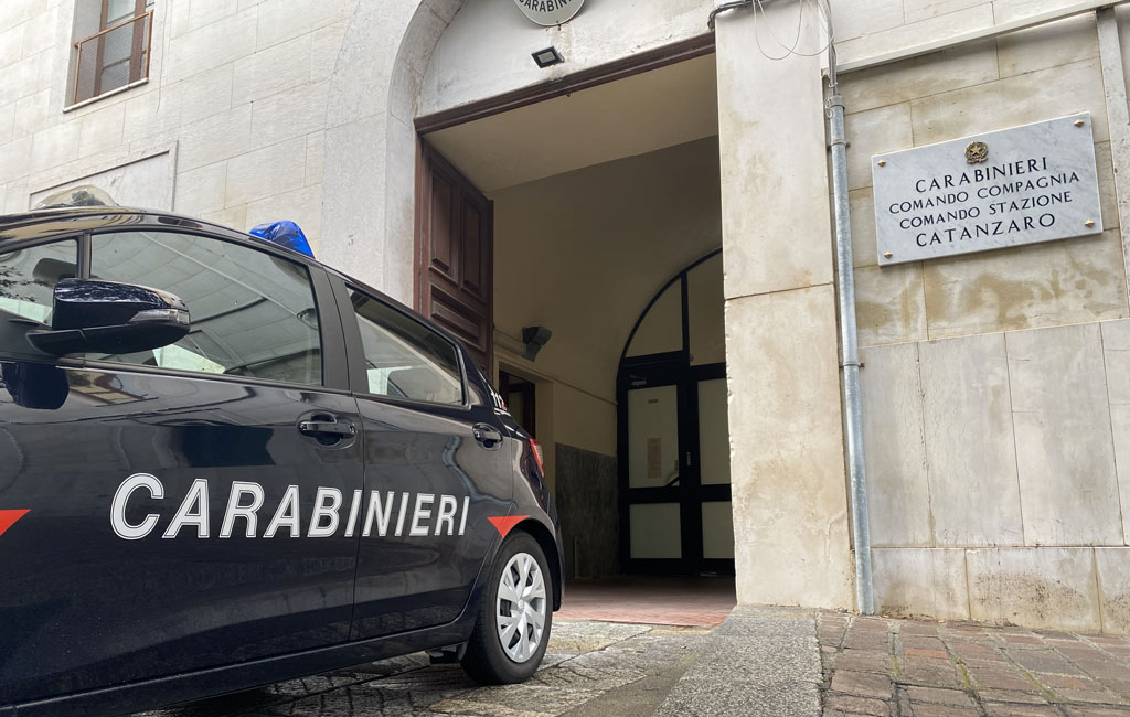 Per non pagare bevande consumate minacciano proprietario di un bar a Catanzaro lido: 4 arresti