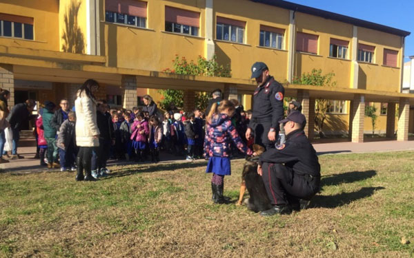 Gli allievi dell’istituto Ferrari incontrano i carabinieri del nucleo cinofili a Cirò Marina