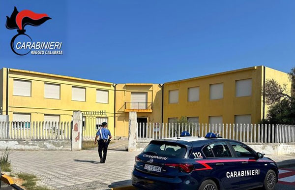 Scuola elementare vandalizzata, denunciati dai carabinieri 4 minori a San Ferdinando