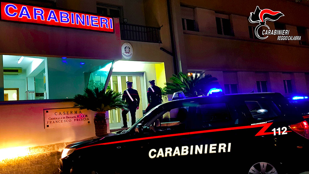 Aggredisce carabinieri con un coltello, arrestato 35enne a Bianco