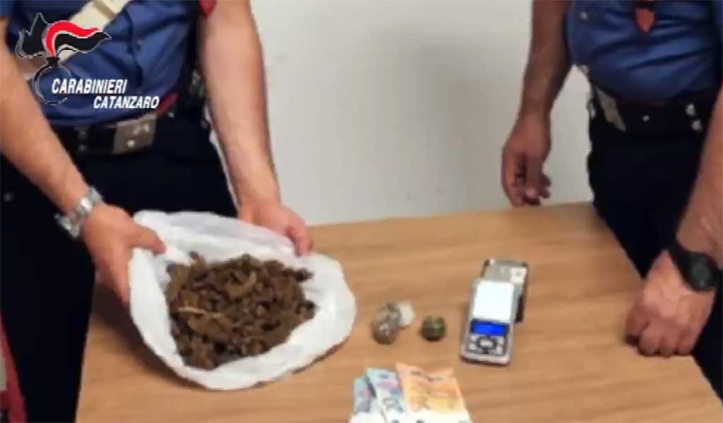 Occultavano sotto la sabbia le dosi da spacciare a Catanzaro Lido, tre arresti - VIDEO 